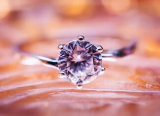 Czy pierścionek zaręczynowy musi być złoty?