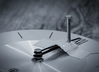 Jak przykleić łatkę do spodni? Jak przykleić łatkę do spodni?