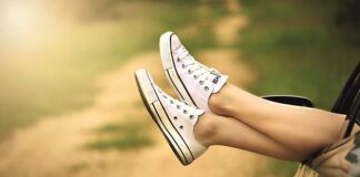 Czy buty na koturnie pasują na wesele?